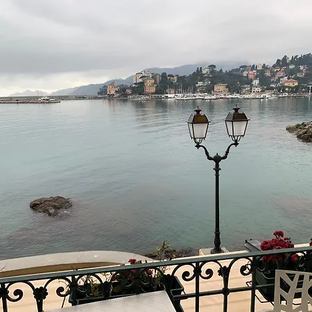 Uno Sguardo Sul Mare