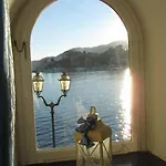 Uno Sguardo Sul Mare *