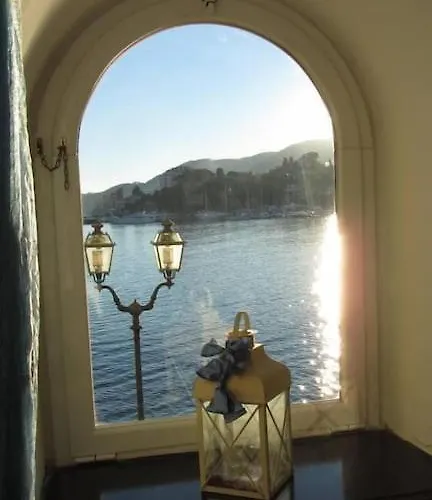 Uno Sguardo Sul Mare *