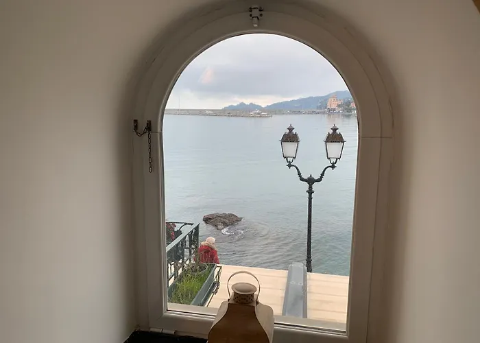 Uno Sguardo Sul Mare *